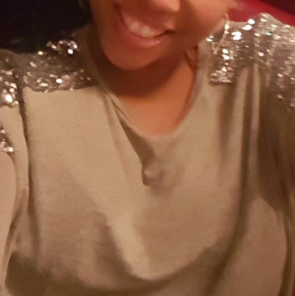 Pretty sequin shoulder knit top - Picture 3 of 3